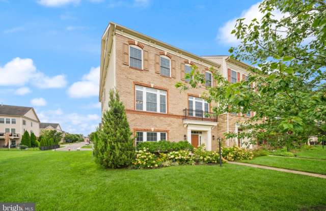42532 ROWDERBURY Square Gallery 2