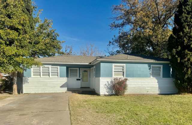 MOVE IN SPECIAL!!! Half off First Month!! Recently Updated 3/1 with W/d Connections Near Schools! - 1920 49th Street, Lubbock, TX 79412