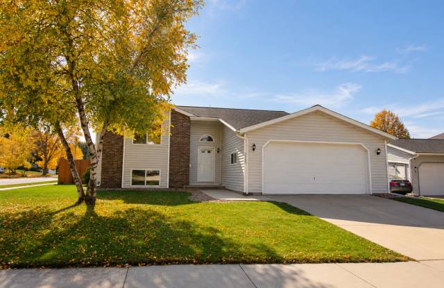 4 Beds + Finished Lower Level in Convenient NW Location Gallery 1