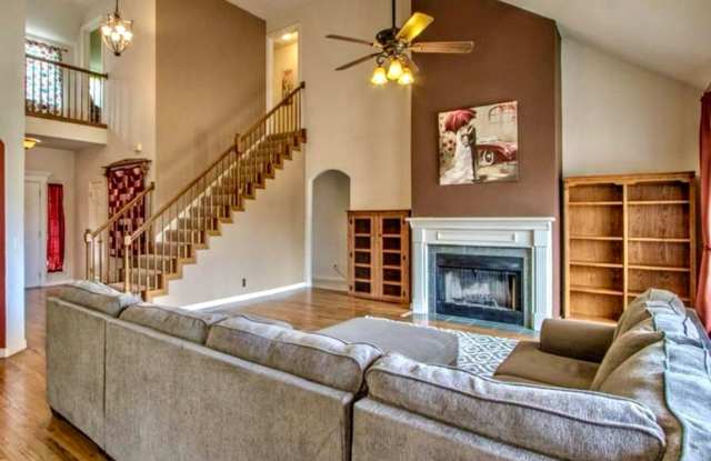 Stunning 3 bedroom, 3 bathroom Home in Desirable Jenks Neighborhood! Gallery 4
