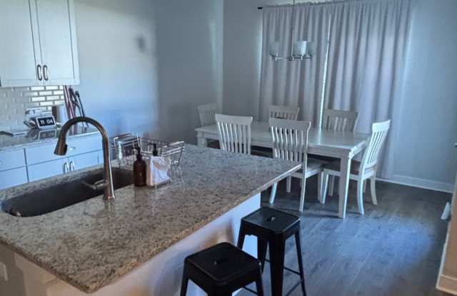 3 bed 2 bath Large Yard Gallery 3