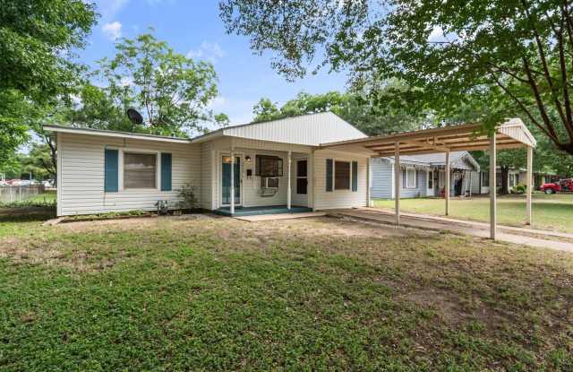 Charming home located in the heart of Corsicana Gallery 1
