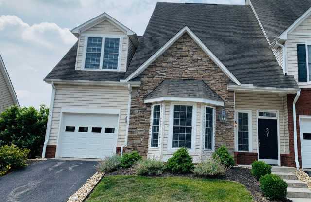 3 Bedroom 3.5 Bath End Unit Townhouse Gallery 4