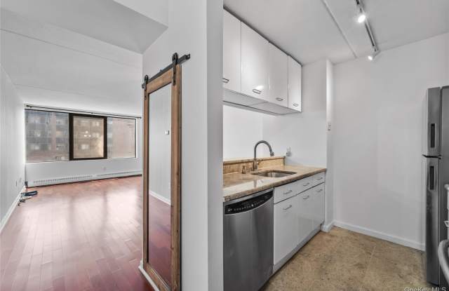 4 Martine Avenue Gallery 2