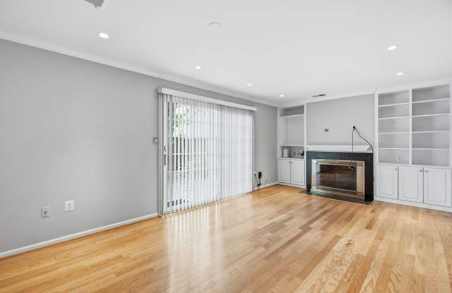 Charming four-bedroom brick townhome ideally located in the heart of McLean! T Gallery 4