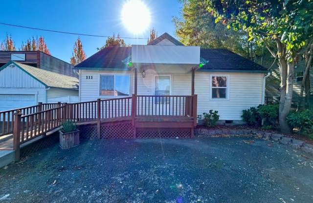 Welcome to this charming 3-bedroom, 1-bathroom house in Vancouver, WA! Gallery 4