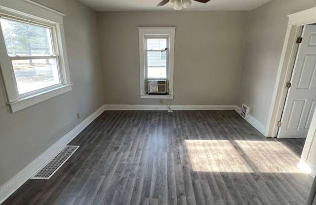 !HALF OFF FIRST MONTHS RENT SPECIAL! 3 Bedroom 2 Bathroom Home Gallery 4