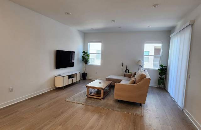 Beautiful Townhouse in Irvine! Gallery 4