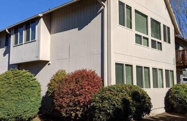 1747 NE Carole Ct Gallery 3