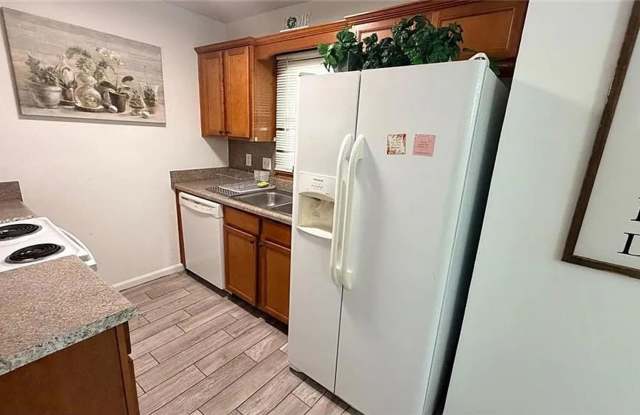 Room in 2 Bedroom Home at Mill Creek Pl Gallery 4