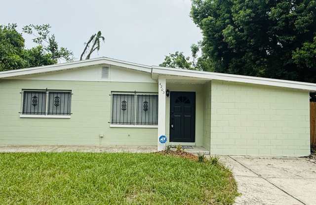 Come see this beautiful 4 bedroom, 2 bath home for rent near Busch Gardens! Gallery 1