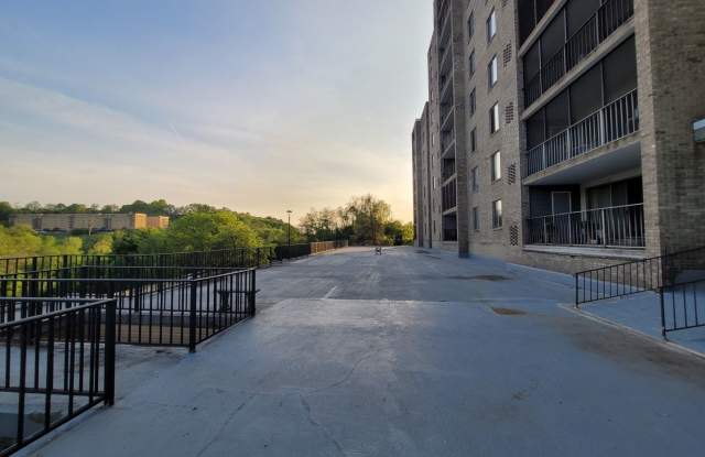 2 Bedroom Condo - Greentree - Many Amenities!! - 2160 Greentree Road, Allegheny County, PA 15220