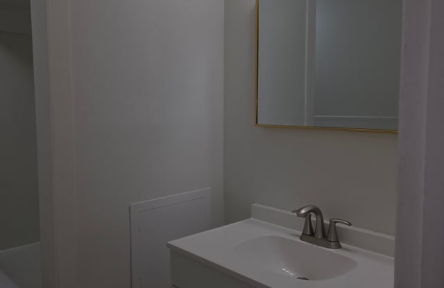 2 bedroom upper Gallery 4