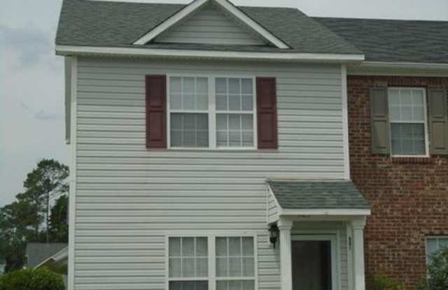 This cute home is an end unit providing more yard space than most other units, and it's fenced - 901 Timberlake Trail, Jacksonville, NC 28546