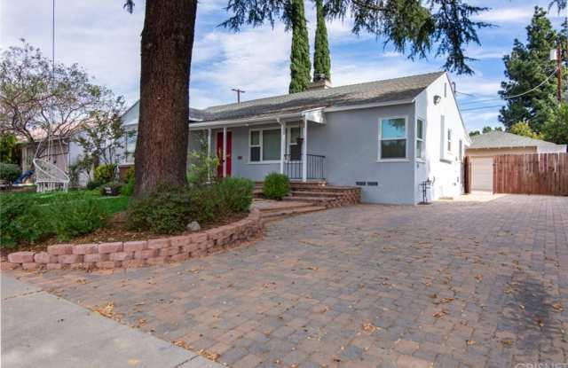 8922 Rathburn Avenue Gallery 2