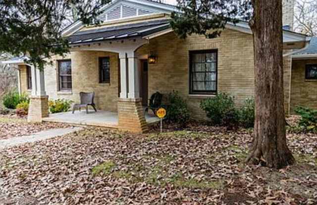 528 Cumberland St - 528 Cumberland St, Florence, AL 35630