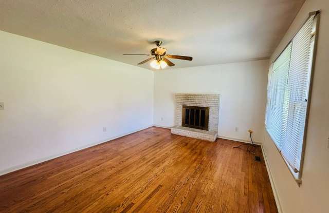 3 Bedroom, 2 Bath House with Huge Yard Gallery 3