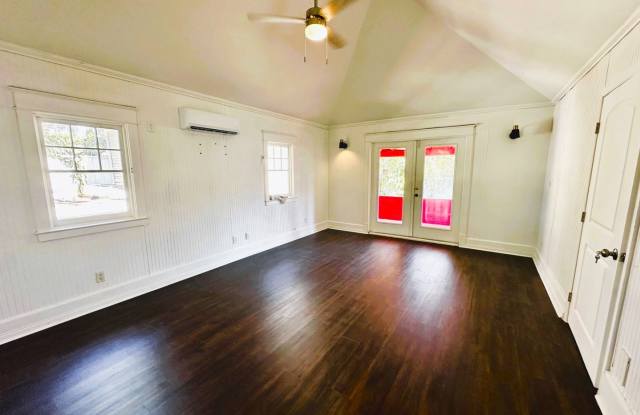 Charming 1 bed 1 Bath Single Family House in a Unique Setting Gallery 4