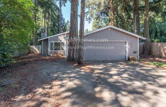 Beautiful Three Bedroom Home w/ Fenced Yard - Garden Home Gem! - 8315 Southwest 80th Avenue, Garden Home-Whitford, OR 97223