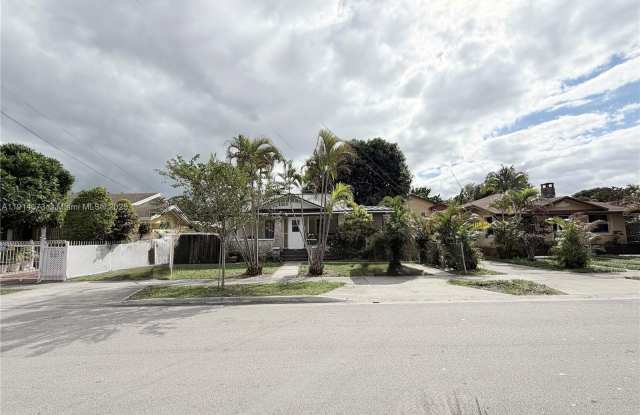 1350 SW 13th St photos photos