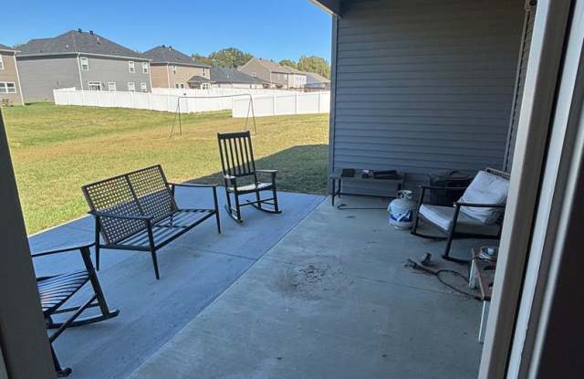 3 bed 2 bath Large Yard Gallery 4