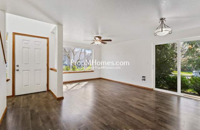 Charming Three Bedroom Newberg Home - Corner Lot! photos photos