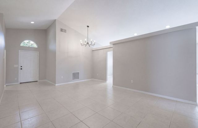 Beautifully Renovated 4-Bedroom Home in Young Pine – East Orlando! Gallery 4