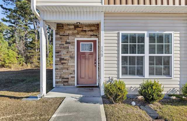 Holly Ridge End Unit Town Home Available! - 158 Beacon Woods Drive, Holly Ridge, NC 28445