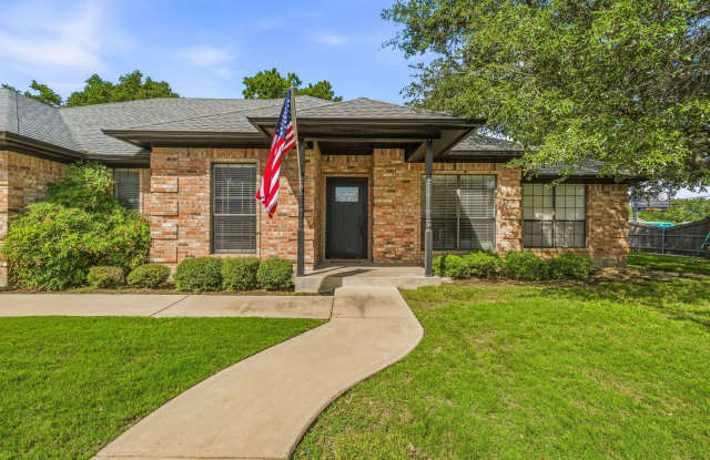 Beautiful large 3 bedroom home Gallery 1