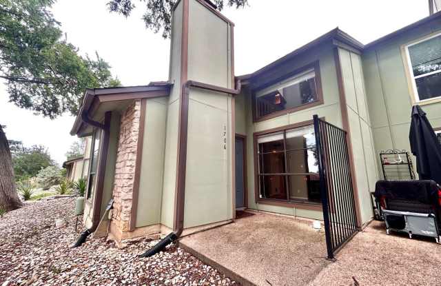 Beautiful 3BR/2BA Two-Level Home with Tall Ceilings and Large Bedrooms photos photos