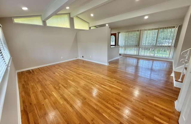 7700 GLENISTER Drive Gallery 2