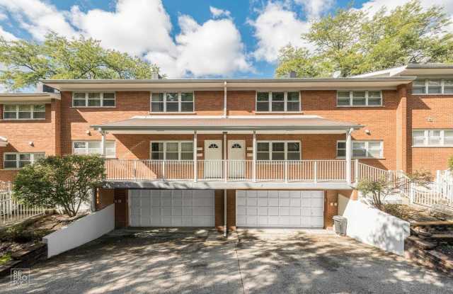 2 Bedroom Condo in Palatine's Circle Park community! Gallery 1