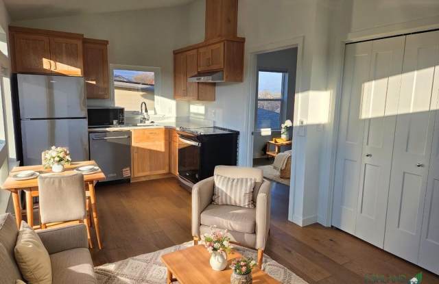 New 1 Bedroom Apartment in Central Ashland Location | Available Mid November! Gallery 4