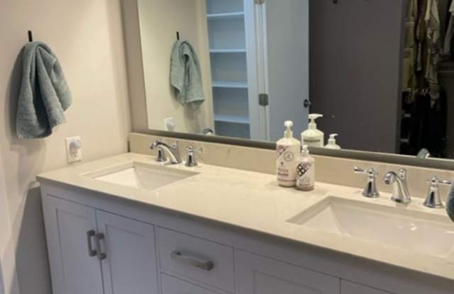 4 bed/3bath-University Elementary School/IU Health/IU Golf Course Gallery 3