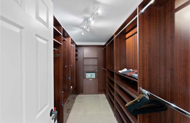 381 Cottonwood Lane Gallery 2