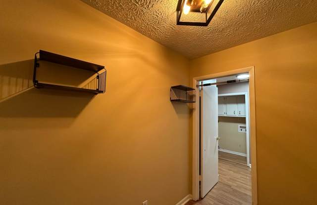**OCTOBER RENT FREE!!** AVAILABLE NOW - 3 BEDROOM, 2 BATH HOME FOR RENT! Gallery 4