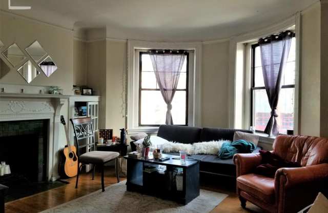 3Br/1Bth in GREAT location! Walking distance to Green Line. Heat/Hot Water included! photos photos