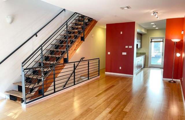 Modern Split-Level Townhome 2 Bedroom, 2 Bath in Emeryville Gallery 4