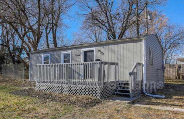 2206 S Cedar Ave - 2206 South Cedar Avenue, Independence, MO 64052