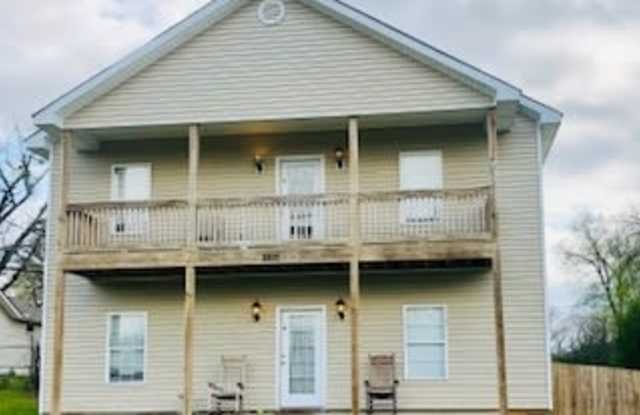 2215 Forestlake Drive "B" Gallery 1