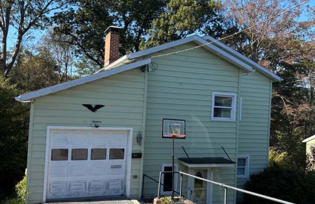 Charming 2-Bedroom Single-Family Home with Garage and Off-Street Parking photos photos Charming 2-Bedroom Single-Family Home with Garage and Off-Street Parking photos photos