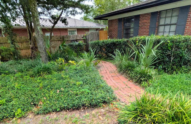 2410 CEDAR SHORES Circle Gallery 4