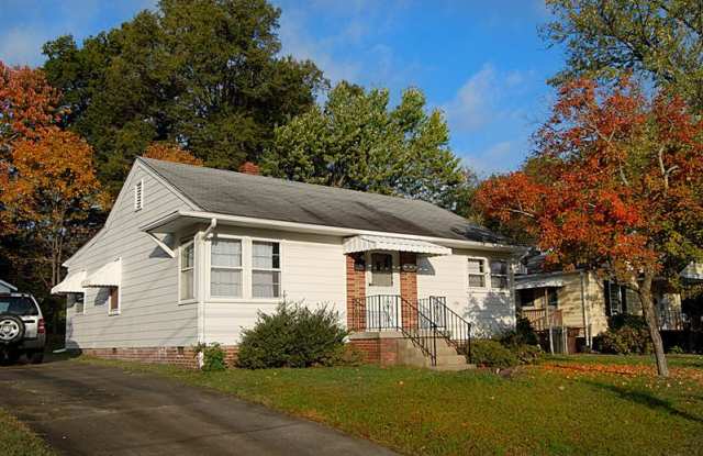 2 BR House w/ Detached Garage, within 2 miles of UNC-Greensboro photos photos