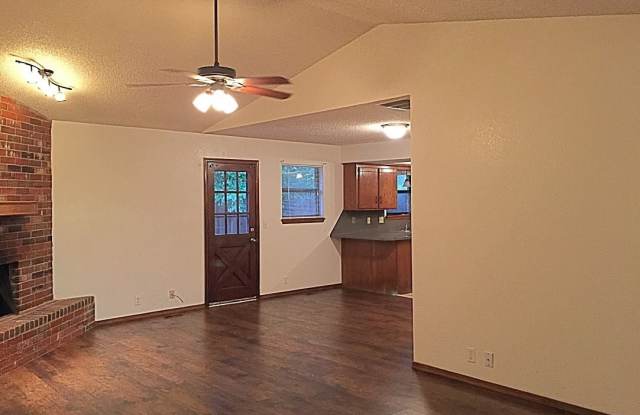 3 Bed/ 2 Bath/ 2 Car Garage Duplex in Putnam City Schools photos photos