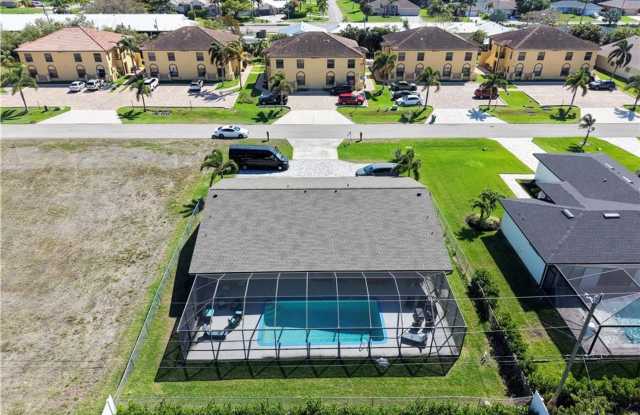 2 Bedroom Duplex w/ shared Heated pool Completly updated throughout Gallery 4