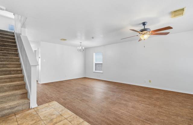 ***MOVE IN SPECIAL, ONE WEEK FREE*** Two-Story Home with Modern Amenities and Prime Location Gallery 3