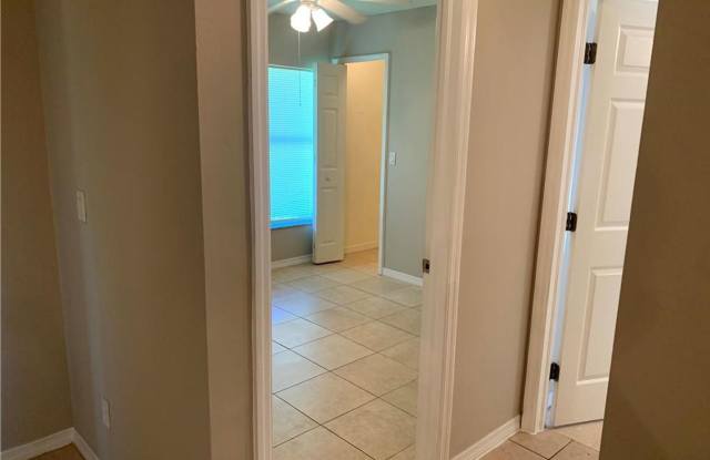 3/2 Duplex with 1 Car Garage Gallery 3