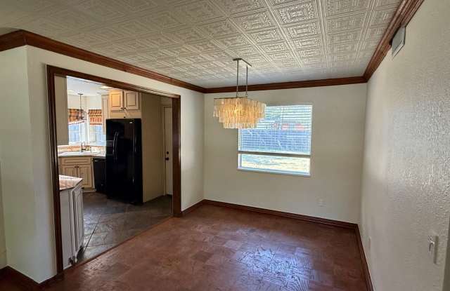 Gorgeous 3 Bed 1 Bath in The Village Gallery 4