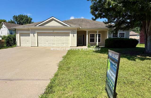 Beautiful 3 Bed, 2 Bath Ranch Home with Fireplace & Fenced Yard in Grandview! photos photos