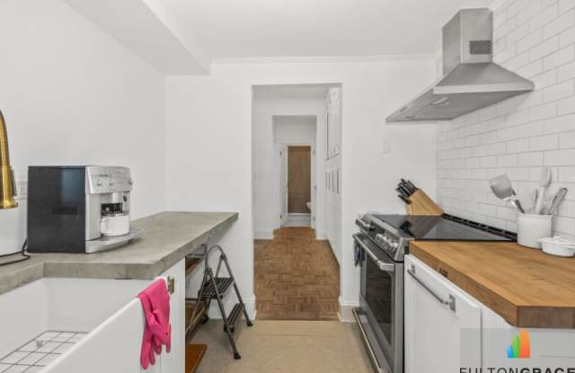 2100 N Lincoln Park W Gallery 3
